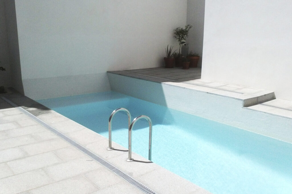Piscina y solárium en el patio interior de la vivienda rehabilitada en Escaloncillos 6 (Loja).