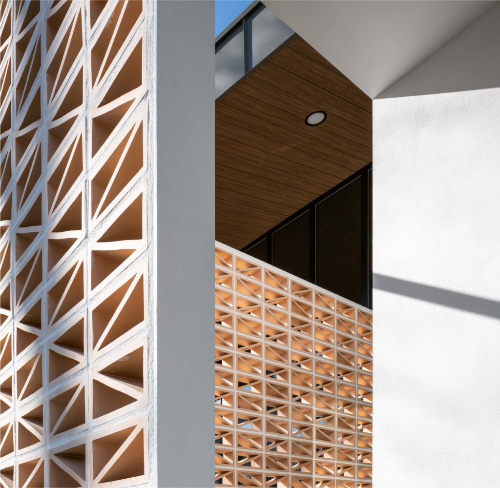 Ejecución en obra de celosía cerámica diseñada en proyecto arquitectónico