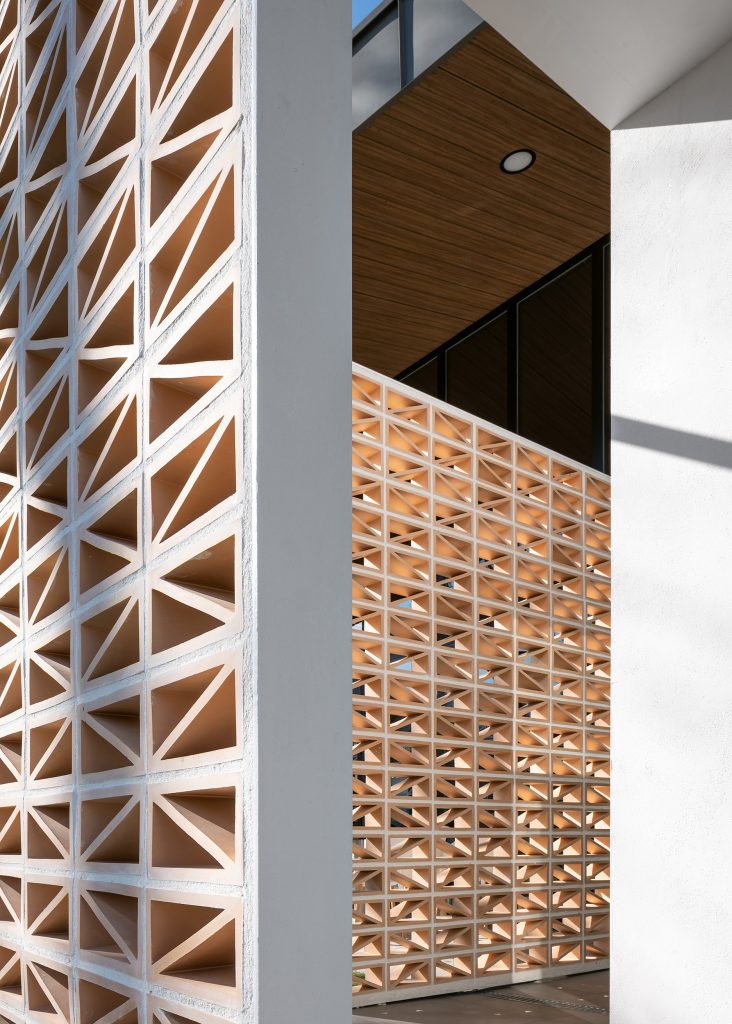 Detalle de celosía cerámica, textura y luz en restaurante abQ
